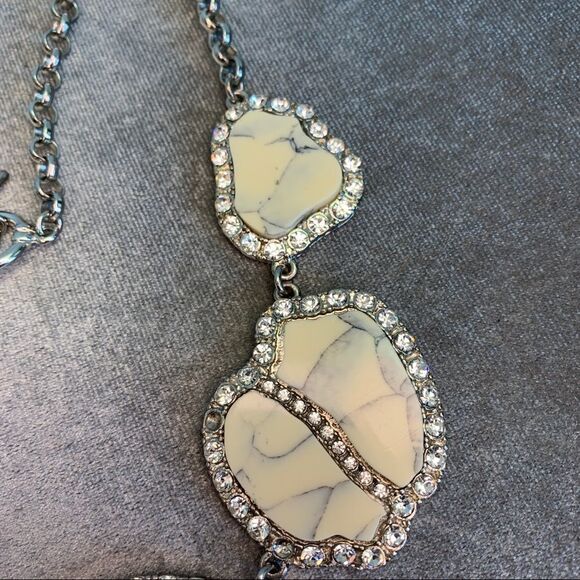 Bebe Cream gray marbled crackled Crystal Rhinestone trimmed chunky necklace - Picture 5 of 9